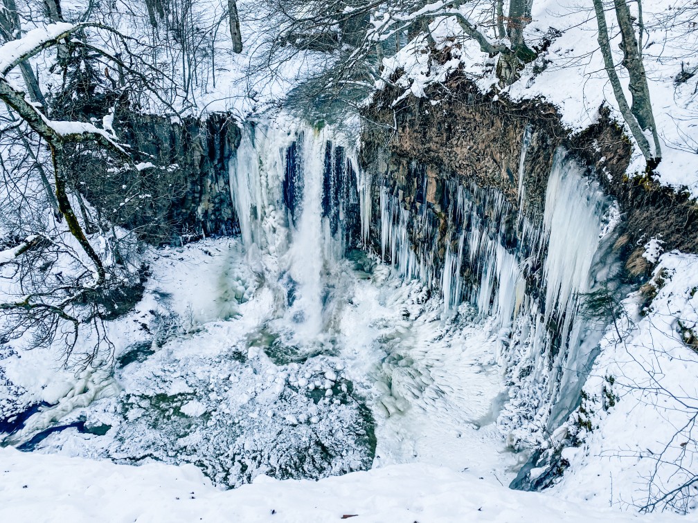cascade givrée égliseneuve d'entraigues Auvergne sous la neige