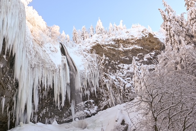 cascade Mont Dore glacée enneigée