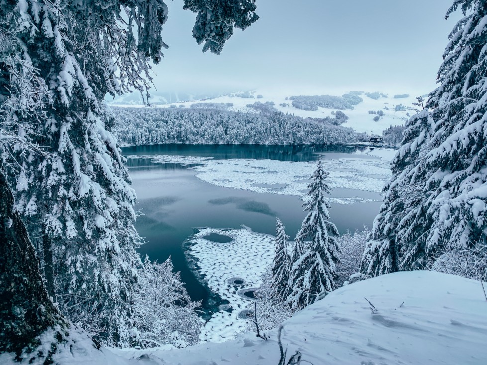 le Lac Pavin en Auvergne sous la neige et a moitié gelé